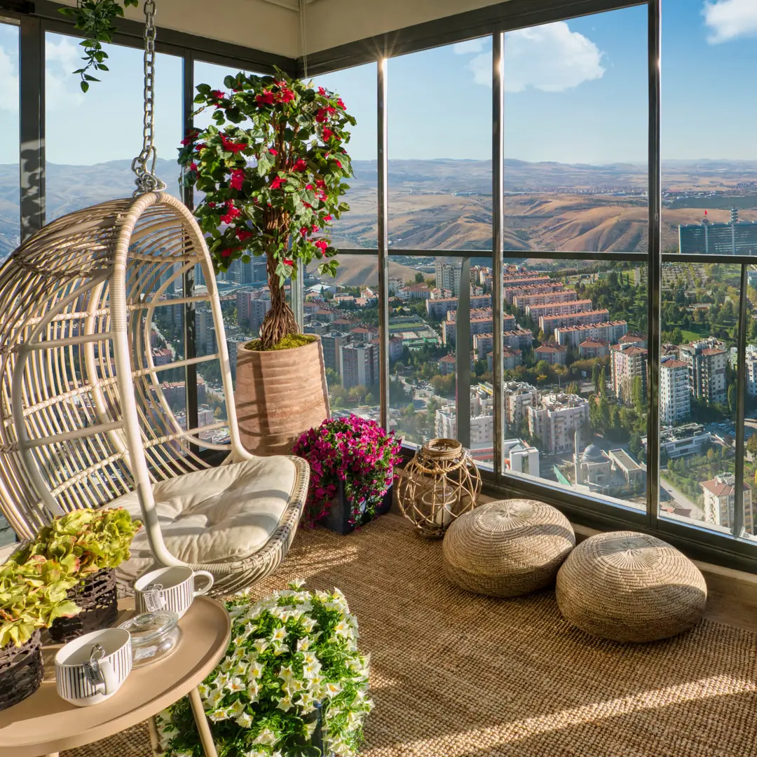 Cam balkon ile kapatılmış modern balkon