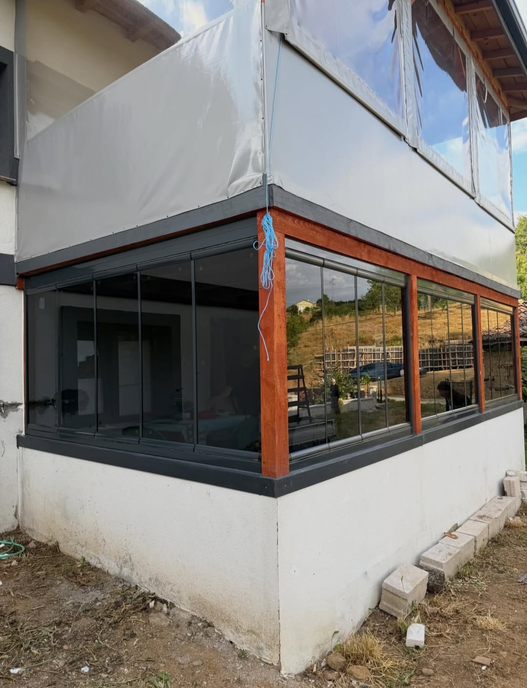 Cam balkon uygulamasından sonra, cam kapatılmış köşe
