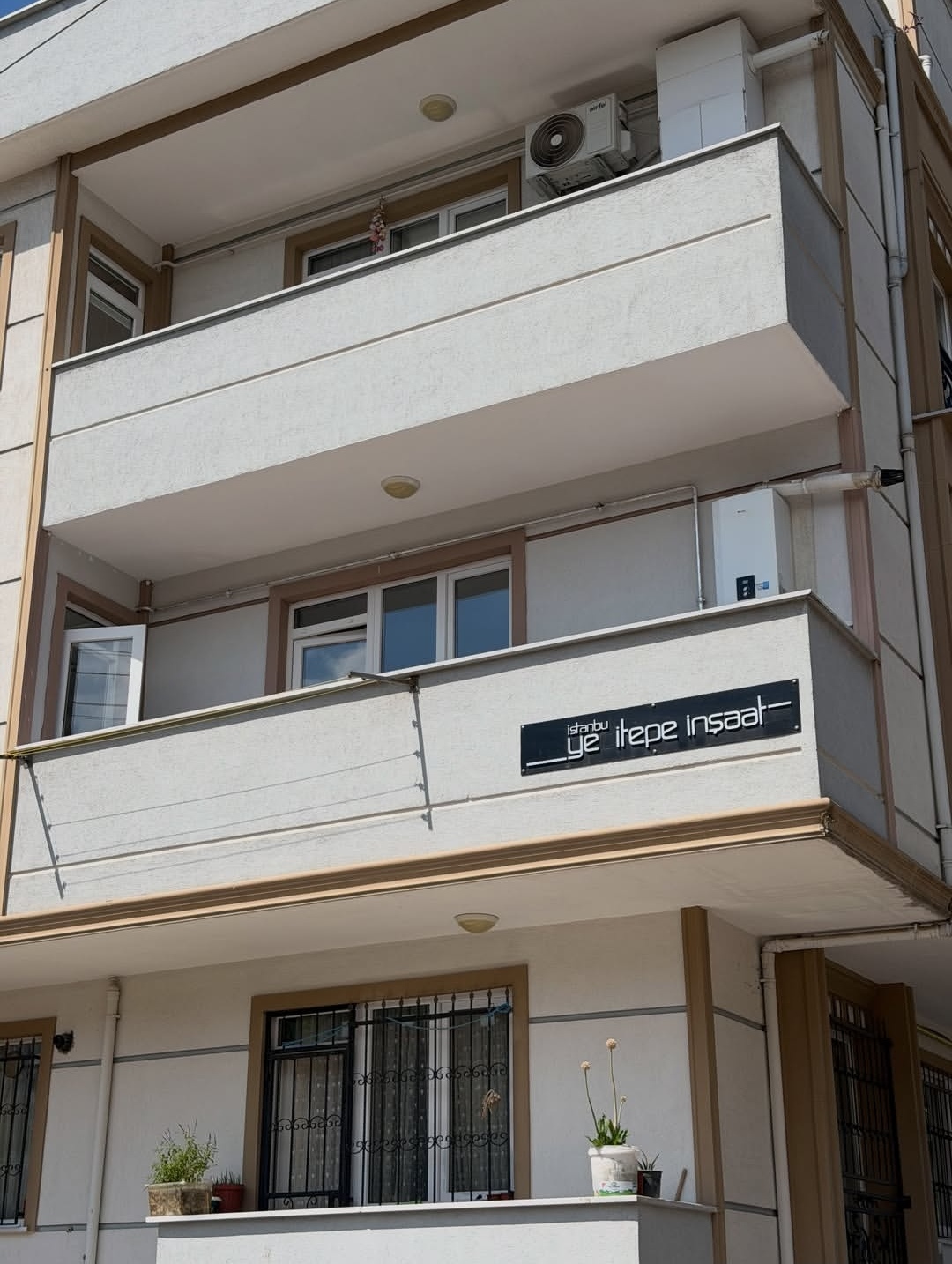 Cam balkon uygulamasından önce, açık balkon