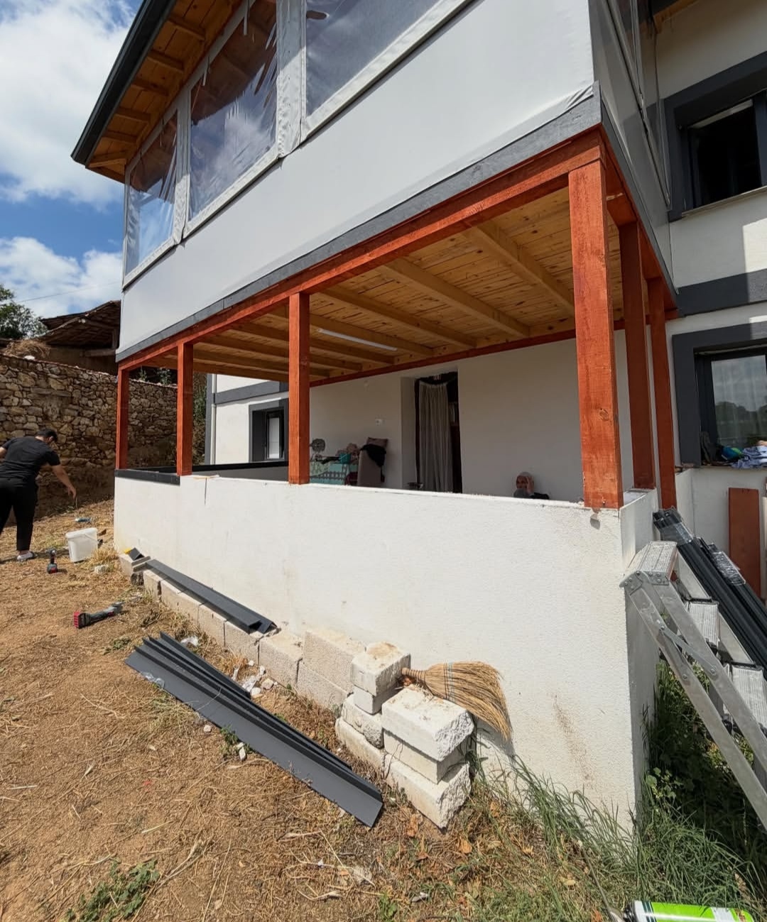 Cam balkon uygulamasından önce, ahşap iskelet